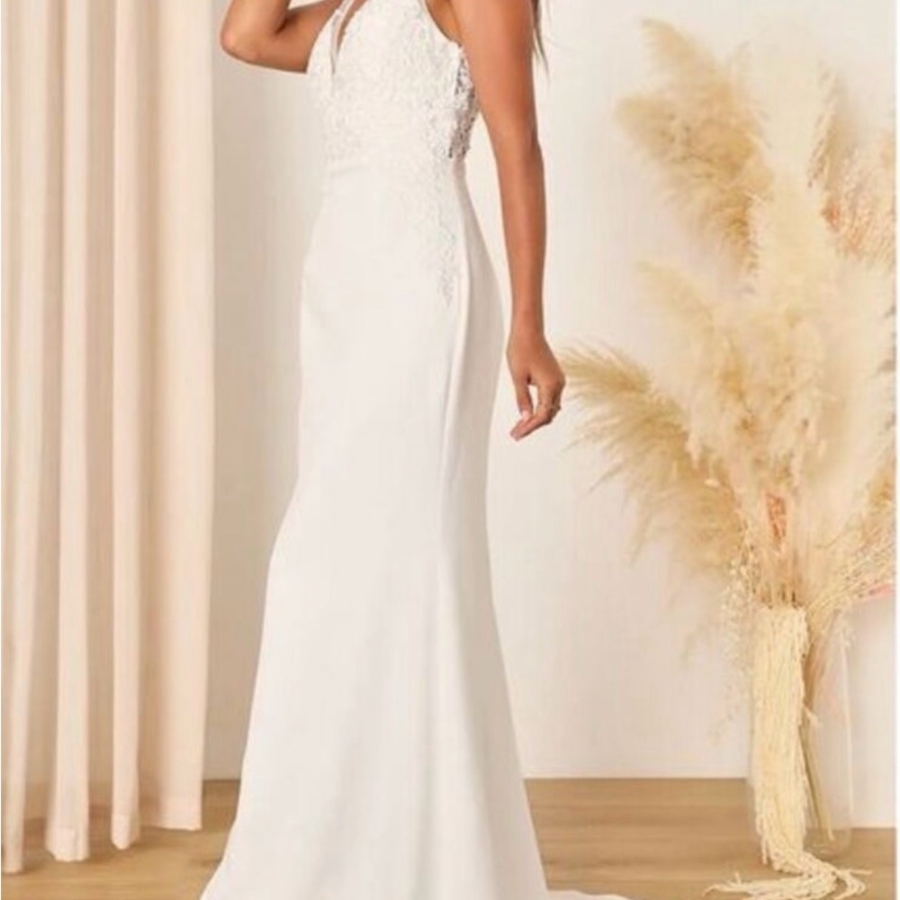 Elegant White Gown with Appliqué Detail - Picture 3 of 9